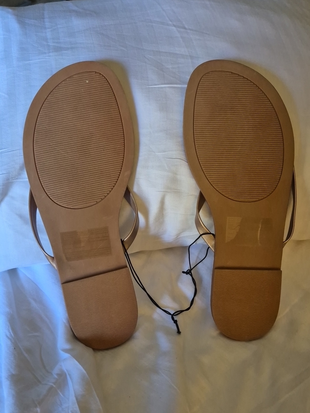 Torrid 11WW Rose Gold Metallic Flip Flop Sandals - Women's - Picture 3 of 4